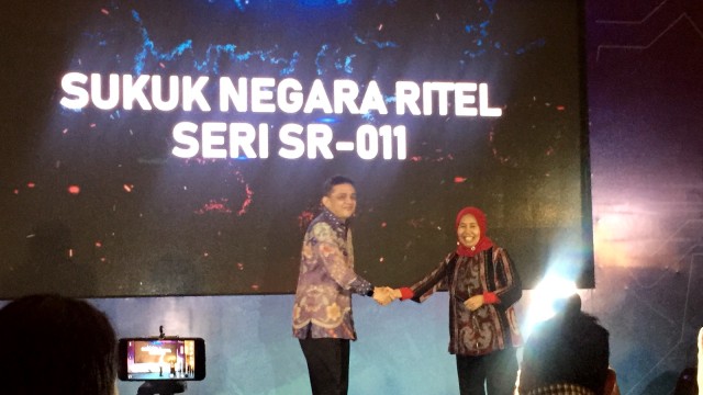 Peluncuran Sukuk Ritel Seri SR-011 Oleh Direktur Jenderal Pengelolaan Pembiayaan dan Risiko Kementerian Keuangan Luky Alfirman (kiri). Foto: Selfy Momongan/kumparan