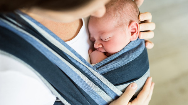 Ibu menggendong bayi baru lahir. Foto: Shutterstock