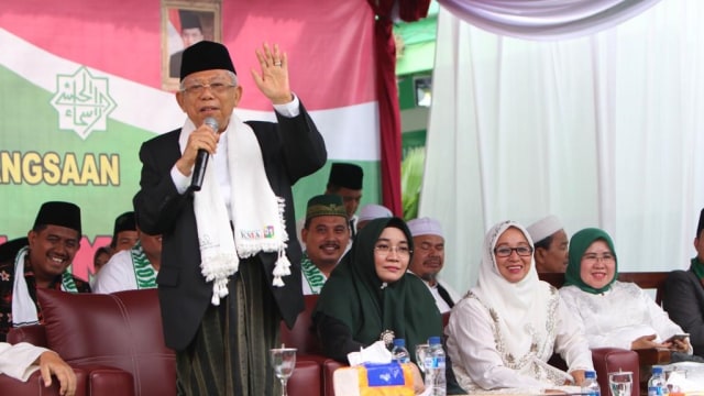 Cawapres 01 Ma'ruf Amin (kiri) memberikan sambutan dalam acara Mujahadah Kubro dan Tausiyah kebangsaan di Majenang, Cilacap, Jawa Tengah, Jumat (1/3). Foto: Rafyq Panjaitan/kumparan