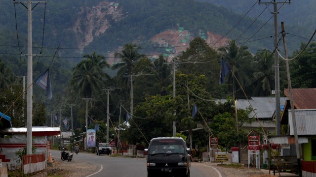 Lokasi pertambangan emas tanpa izin atau ilegal yang ambruk terlihat dari Desa Bakan, Kabupaten Bolaang Mongondouw, Sulawesi Utara, Kamis (28/2). Foto: ANTARA FOTO/Adwit B Pramono