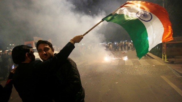 Warga India dalam konflik dengan Pakistan di Kashmir Foto: Reuters/Adnan Abidi