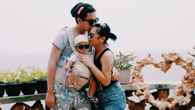Kompaknya Mytha Lestari dan suami saat asuh anak. Foto: (Instagram/mytha_lestari)
