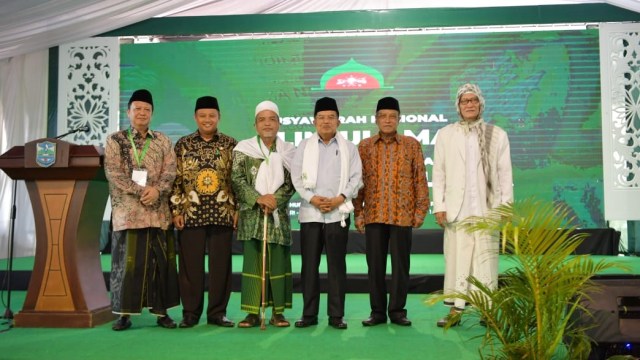 Wakil Presiden Jusuf Kalla (ketiga kiri) berfoto bersama saat menutup Musyawarah Nasional Nahdatul Ulama di Ponpes Miftahul Huda Al-Azhar Citangkolo, Banjar, Jawa Barat. Foto: Dok. Setwapres