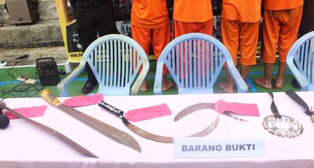 Barang bukti tawuran pelajar berdarah di Jalan Palabuhan II, Gunung Guruh. yang diamankan polisi dari tangan para pelaku. | Sumber Foto:Muhammad Gumilang.