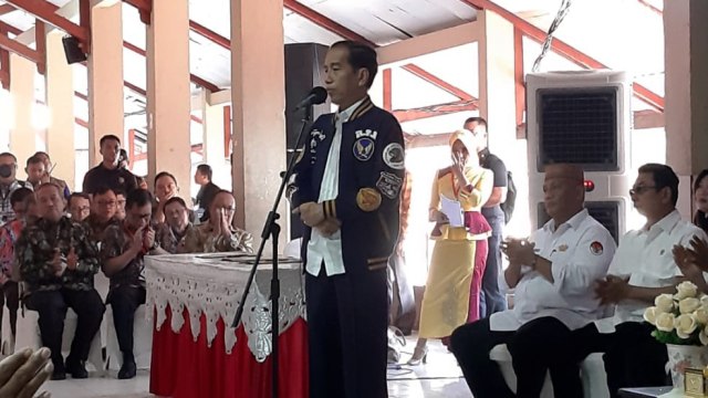 Jokowi Memberikan sambutan pada kunjungannya di pasar sentral Kota Gorontalo, Jum'at (1/3). Foto : Renal Husa