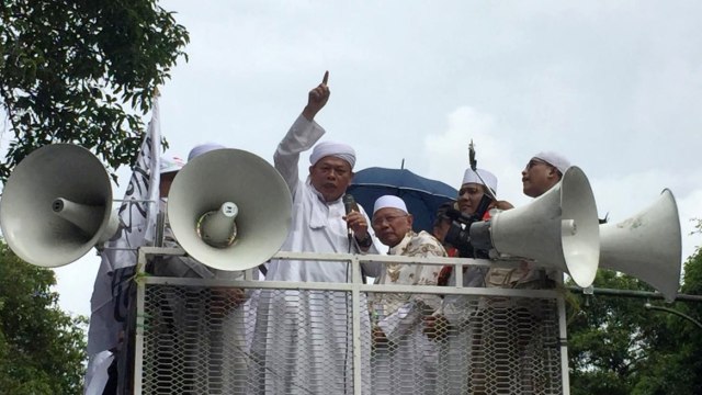 Sekjen FUI Muhammad Al-Khaththath berorasi diatas Mobil Komando dalam aksi gabungan massa FUI bersama Gerakan Jaga Indonesia di depan Kantor KPU, Jalan Imam Bonjol, Jakarta Pusat, Jumat, (1/3). Foto: Ferry Fadhlurrahman/kumparan