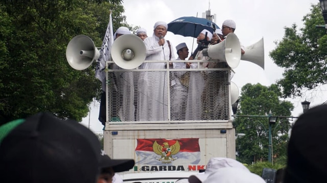 Sekjen FUI Muhammad Al-Khaththath berorasi diatas Mobil Komando dalam aksi gabungan massa FUI bersama Gerakan Jaga Indonesia di depan Kantor KPU, Jalan Imam Bonjol, Jakarta Pusat, Jumat, (1/3). Foto: Fanny Kusumawardhani/kumparan