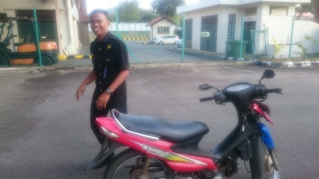 Si tut tut bersama dengan pak Security