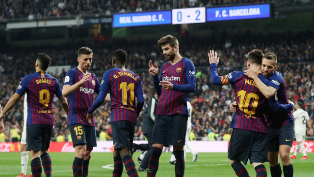 Para pemain merayakan kemenangan di Santiago Bernabeu. Foto: Susana Vera/Reuters