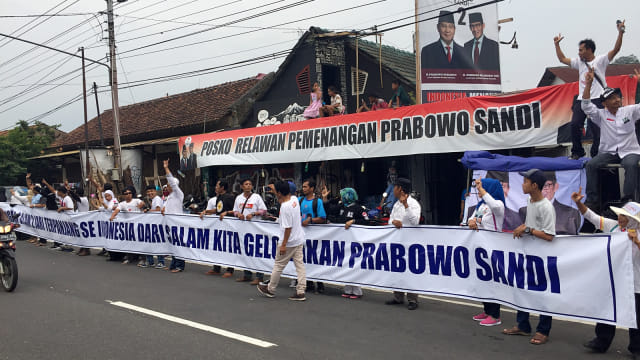 Pendukung paslon capres 02 Prabowo-Sandi menggelar acara bertajuk Gandengan Tangan Terpanjang Salam Dua Jari Prabowo Sandi Se-Indonesia dan Dunia di Kecamatan Salam, Kabupaten Magelang, Jawa Tengah, Jumat (1/3). Foto: Arfiansyah Panji Purnandaru/kumparan
