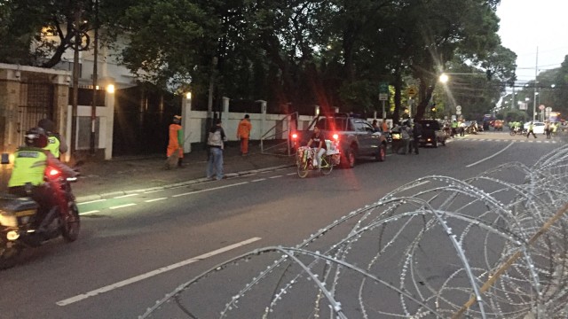 Suasana Jalan Imam Bonjol di depan KPU yang kembali dibuka secara normal usai aksi FUI. Foto: Ferry Fadhlurrahman/kumparan