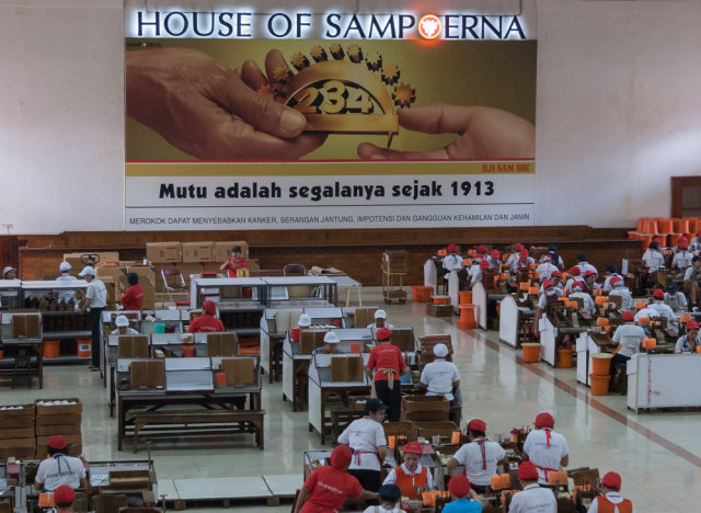 Para pekerja sedang melinting rokok di House of Sampoerna Foto: Shutter Stock