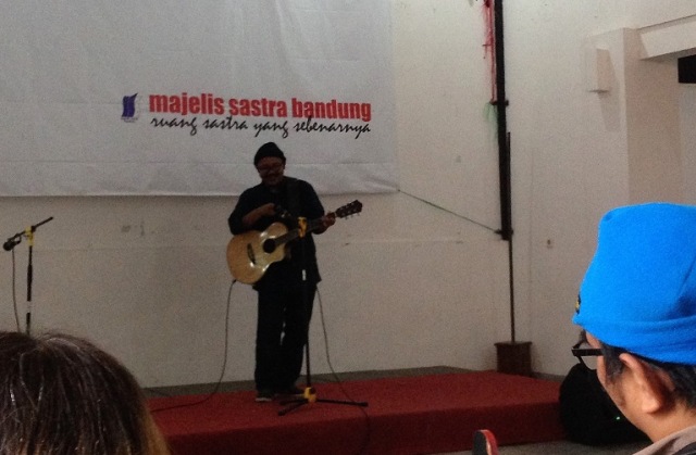 Musikus balada Adew Habtsa. (Iman Herdiana)