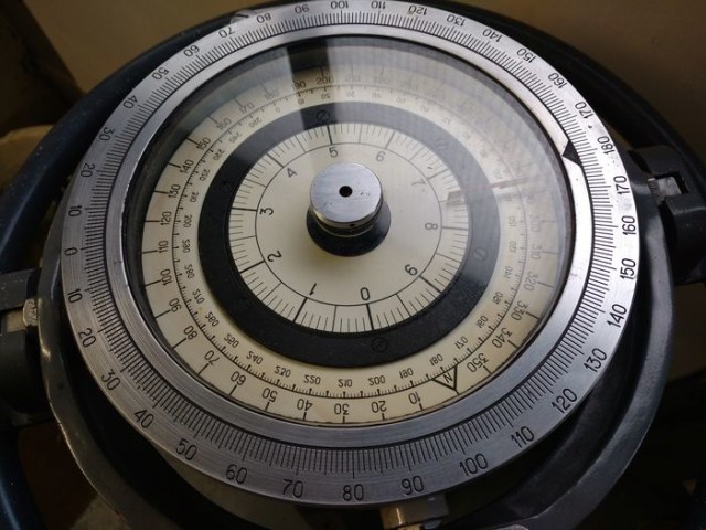 Ilustrasi gyrocompass. Sumber: auction.catawiki.com