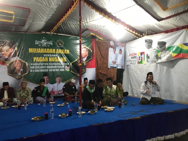 Para tamu undangan memberi hadir dan memberi sambutan pada acara ''Mujahadah Akbar Bersama Pagar Nusa Karanganyar dan Deklarasi Dukungan Paslon 01, Ir Joko Widodo-KH Ma'ruf Amin" pada Kamis (28/02/2018) malam. (Agung Santoso)