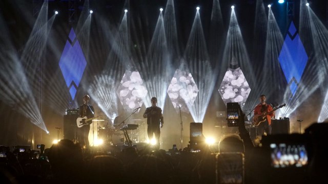 Aksi grup band Kodaline di Tennis Indoor, Gelora Bung Karno. Foto: Fanny Kusumawardhani/kumparan