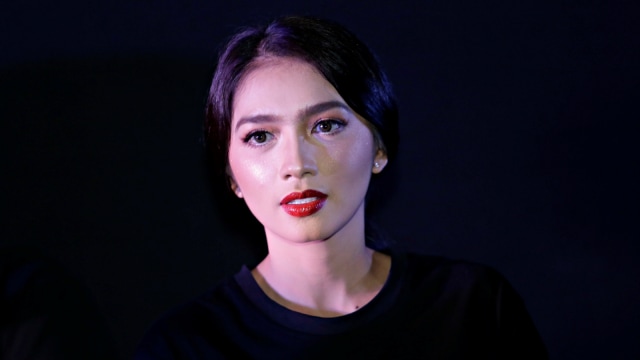 Artis Angel Karamoy saat menghadiri pemutaran film Reva Guna Guna di CGV Grand Indonesia Jakarta. Foto: Ronny