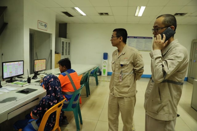 Pekerja Asing di area pabrik semen PT Solusi Bangun Andalas, Aceh Besar. Foto: Suparta/acehkini. 