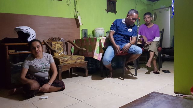 Novilis, adik Maryam yang juga korban kecelakaan, bersama keluarganya saat diwawancara, Sabtu (16/2). (Foto: ambonnesia.com)