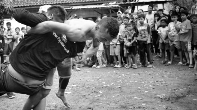 Seni benjang, Pertarungan gulat tradisional khas Bandung, dalam Festival Pesona Bauran Cap Go Lak 2019 di Jalan Manisi Lapangan Kp Jati Pasirbiru, Cibiru, Bandung. (Foto-foto: Agus Bebeng/Bandungkiwari) 