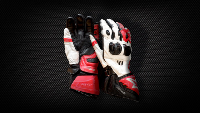 Konten spesial: Sengsara Tanpa Sarung Tangan Motor Foto: Aditya Pratama Niagara/kumparan dan Putri Sarah/kumparan