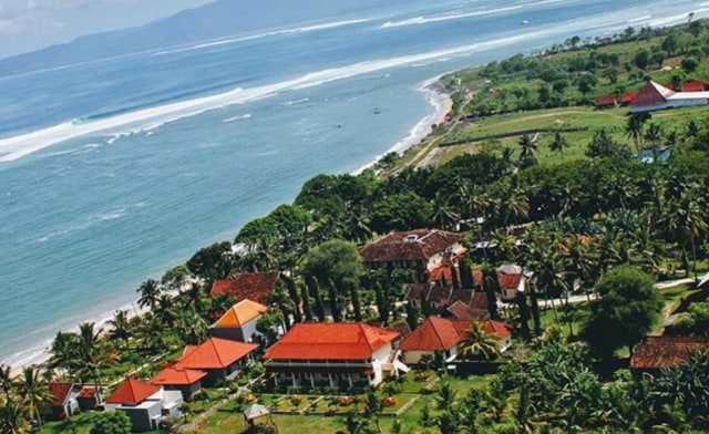 View Pantai Lakey Dompu dari Atas Foto: Instagram @amangatihotellakey