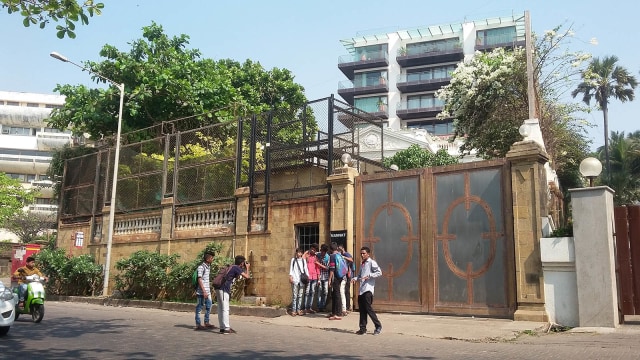 Bagian depan rumah Shah Rukh Khan, lokasi favorit para penggemar menunggu sang bintang Bollywood. Foto: Khiththati/acehkini