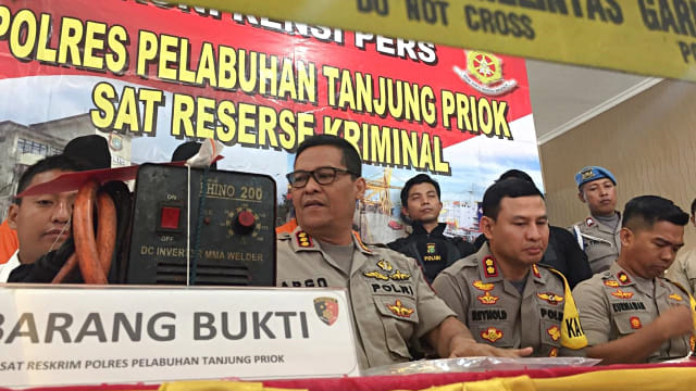 Kadiv Humas Polda Metro Jaya, Kombes Pol Raden Prabowo Argo Yuwono menunjukkan sejumlah barang bukti pada konferensi pers terkait kasus kebakaran di Muara Baru. Foto: Andreas Ricky Febrian/kumparan