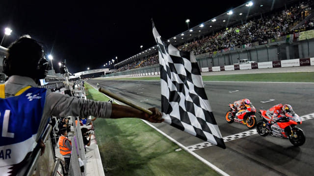 Andrea Dovizioso (Ducati) mengalahkan Marc Marquez (Honda) di MotoGP Qatar 2018 Foto: Dok. MotoGP