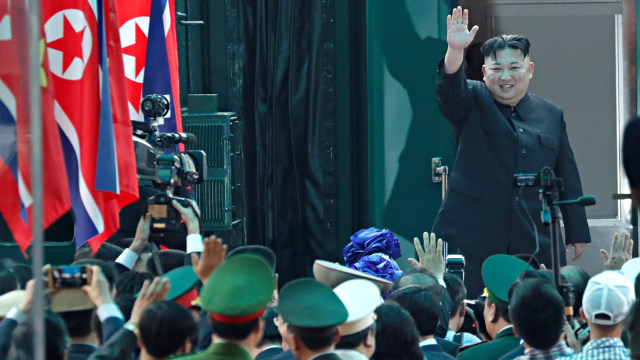 Pemimpin Korea Utara Kim Jong-un mengucapkan selamat tinggal sebelum naik kereta untuk berangkat ke Korea Utara di stasiun kereta Dong Dang di Vietnam. Foto: Reuters/Kim Kyung-Hoon