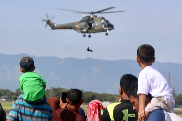 Anak-anak melihat latihan TNI AU. Foto: Suparta/acehkini