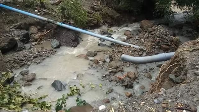 Salah satu pipa milik PDAM Tirta Manakarra rusak setelah diterjang banjir, Kamis malam (28/2).