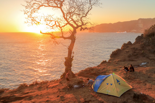 Sunset di Pantai Kesirat, Yogyakarta Foto: Shutter Stock