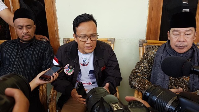 Pengasuh Pondok Pesantren Buntet Cirebon menolak agenda kunjungan Cawapres 02 Sandiaga Uno pada Jumat (01/03). Perwakilan Ponpes Buntet memberikan keterangan pers terkait sikap mereka tersebut. (Juan)