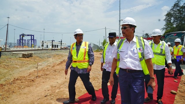 Menko bidang kemaritiman Luhut B Pandjaitan bersama Menteri Perhubungan Budi Karya Sumadi meninjau pelabuhan Kuala Tanjung, Medan. Foto: Dok. humas Menko Maritim