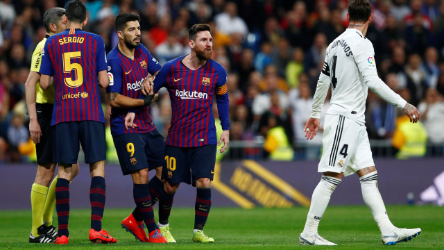 "Istigfar, mas," kata Suarez kepada Messi. Foto: REUTERS/Sergio Perez