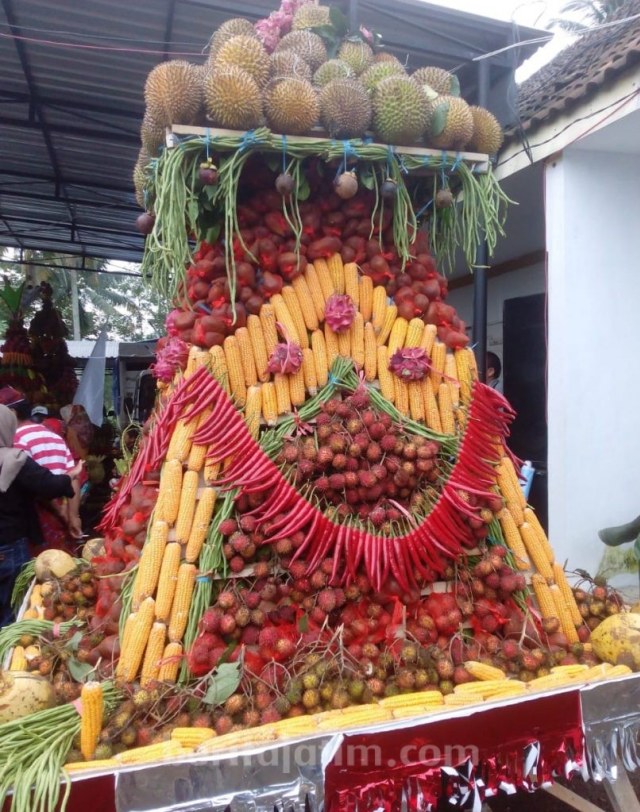 Tumpeng Raksasa Berisi 2019 Durian Gratis Diperebutkan Warga