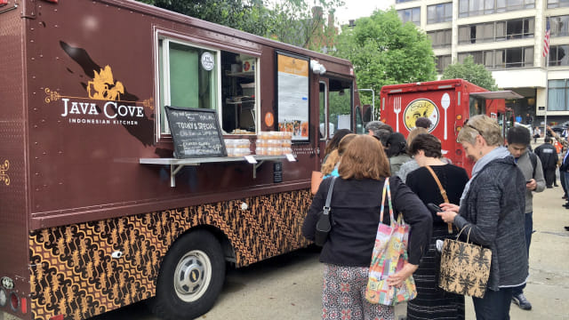 Warga Washington DC mengantri makanan Indonesia di depan salah satu Food Truck milik Diaspora Indonesia. Foto: KBRI Washington DC