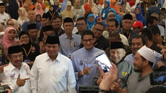 Prabowo Subianto dan Sandiaga Uno berfoto dengan pendukung mereka di Grand Sahid. Foto: Mirsan Simamora/kumparan