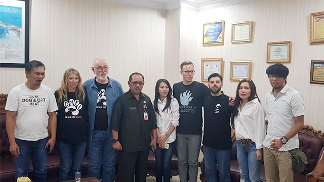 Koalisi Pecinta Anjing se Dunia yang datang ke Sulawesi Utara untuk meminta komitmen pemerintah terkait dengan kehadiran pasar ekstrim di Kota Tomohon dan mensosialisasikan bahaya konsumsi daging anjing