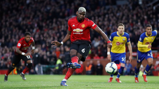 Paul Pogba ketika mengkesekusi penalti pada laga versus Southampton. Foto: Carl Recine/Reuters