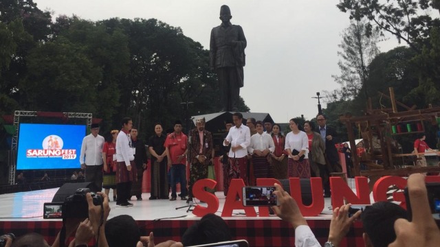 Presiden Jokowi didampingi  Iriana Jokowi, Menteri PMK Puan Maharani, Menteri Agama Lukman Hakim, dan Menteri Perhubungan Budi Karya dalam acara festival sarung, Jakarta. Foto: Mirsan Simamora/kumparan