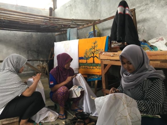 “Yah beberapa orang bilang batik kami mahal, tidak seperti daerah ini lah, itulah. Mereka tidak paham proses mencanting hingga jadi kain ini.”