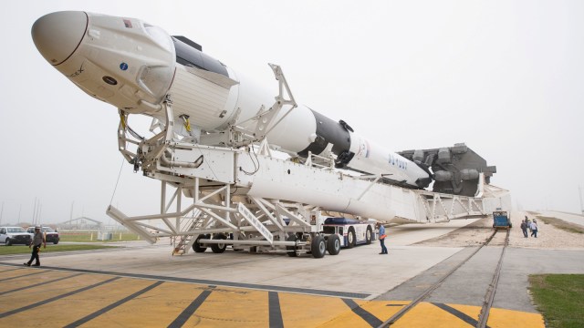 Roket Falcon 9 sebelum meluncur dari landasan NASA, Amerika Serikat, Sabtu (2/3). Foto: REUTERS/Mike Blake