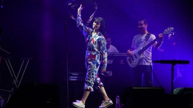 Aksi panggung Isyana Sarasvati di BNI Java Jazz Festival 2019. Foto: Irfan Adi Saputra/kumparan