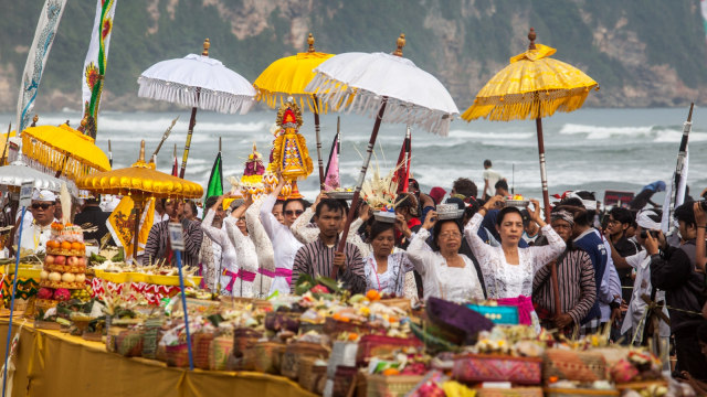 Umat Hindu melakukan pradaksina saat upacara Melasti di Pantai Parangkusomo, Bantul, DI Yogyakarta, Minggu (3/3/2019). Foto: ANTARA FOTO/Andreas Fitri Atmoko
