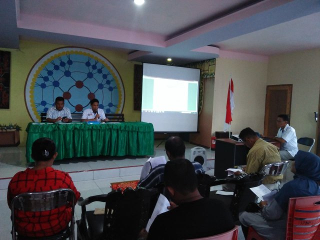 Proses fasilitasi Musyawarah Pembahasan Rancangan APBDes yang dilakukan oleh Haris Molle selaku Pendamping Desa dan Kepal Desa Hunuth