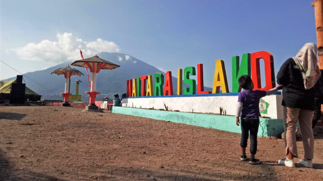 "Maitara Island" tampak di pinggir pantai Pulau Maitara, tepatnya di lokasi wisata. Foto: Rajif Duchlun/cermat