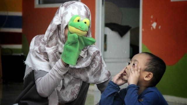 Ilustrasi anak dan pengasuhnya. Foto: Nugroho Sejati/kumparan