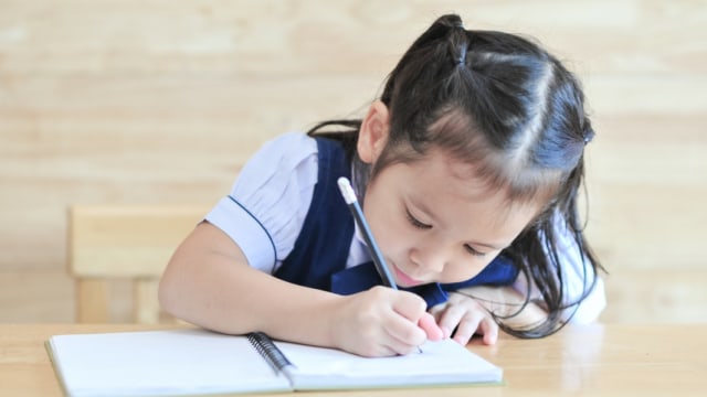 Ilustrasi anak belajar menulis Foto: Shutterstock